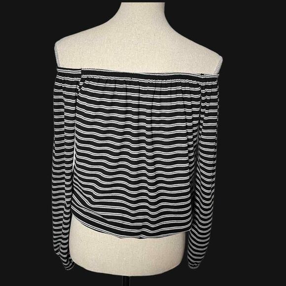 One Clothing Los Angeles Long Sleeve Crop/ Short Striped Top Size Medium - Picture 4 of 8